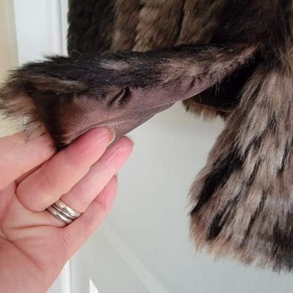Romeo & Juliet Couture Faux Fur  Soft Brown Vest Size Small - Picture 10 of 15